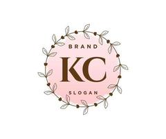 första kc feminin logotyp. användbar för natur, salong, spa, kosmetisk och skönhet logotyper. platt vektor logotyp design mall element.