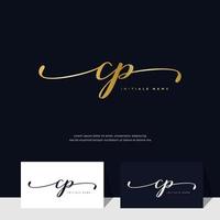 Handschrift-Initiale des Buchstaben cp cp feminin und Beauty-Logo-Design auf Goldfarbe. vektor