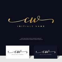 Handschrift-Initiale des Buchstaben cw cw feminin und Beauty-Logo-Design auf goldener Farbe. vektor