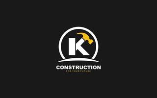 k-Logo-Konstruktionsvektor für Holzbearbeitungsunternehmen. Anfangsbuchstaben Hammer Vorlage Vektor Illustration für Ihre Marke.