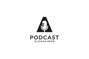 Anfangsbuchstabe a mit Designvorlage für das Mikrofon-Podcast-Logo vektor