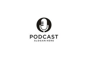 Anfangsbuchstabe o mit Mikrofon-Podcast-Logo-Designvorlage vektor
