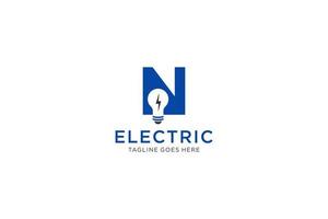 n-Buchstaben-Logo-Design mit Glühbirne und Blitz. elektrisches Bolzen-Logo. vektor