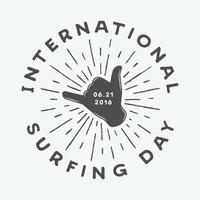 årgång surfing logotyp, emblem, bricka, märka, märke. internationell surfing 2016 dag kort. grafisk konst. vektor illustration.