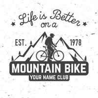 Vintage-Typografie-Design mit Auto und Anhänger, Mountainbikes und Bergsilhouette. vektor