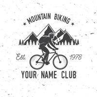 Vintage-Typografie-Design mit Auto und Anhänger, Mountainbikes und Bergsilhouette. vektor