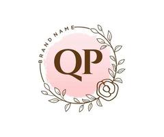 första qp feminin logotyp. användbar för natur, salong, spa, kosmetisk och skönhet logotyper. platt vektor logotyp design mall element.