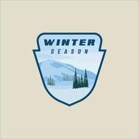 Emblem Winterlandschaft Logo Vektor Illustration Vorlage Grafikdesign. kiefern und berge in der verschneiten landschaft naturabenteuer im freien für reisebüros oder umwelt