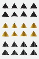 uppsättning av grunge triangel gräns ramar med svart guld och metallisk Färg vektor