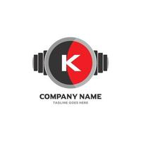 k Brief Logo Design Symbol Fitness und Musik Vektorsymbol. vektor