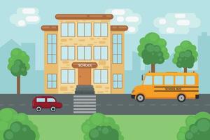 Eine helle Sommerillustration, die ein Schulgebäude mit einer Straße in der Nähe der Schule darstellt. ein Auto und ein Schulbus fahren die Straße entlang. Um die Schule herum gibt es grüne Bäume und Gras. Vektor