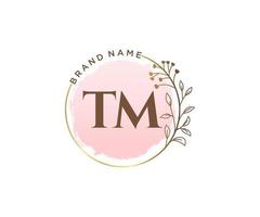 första tm feminin logotyp. användbar för natur, salong, spa, kosmetisk och skönhet logotyper. platt vektor logotyp design mall element.