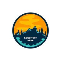 Mount Mountain-Logo mit blau-orangefarbener Landschaft vektor