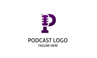 brev p med mikrofon logotyp för podcast, sändning, musik studio vektor