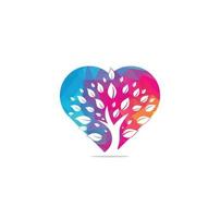 grüner Baum Herzform Konzept Logo-Design. abstraktes organisches Elementvektordesign. Ökologie glückliches Leben Logo Konzept Symbol. Baum-Logo-Design vektor
