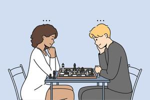 Glückliches Paar sitzt am Schreibtisch und spielt zusammen Schach. mann und frau beschäftigen sich mit einem logischen brettspiel am tisch. Hobby und Unterhaltung. Vektor-Illustration. vektor