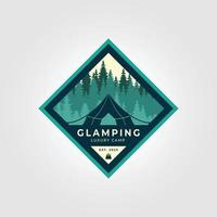 Abzeichen und Glamping-Logo mit Pinienbaum-Hintergrund-Icon-Design-Illustration vektor