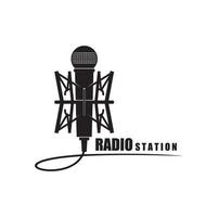 uppkopplad radio station ikon med retro mikrofon vektor