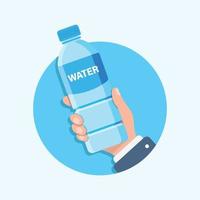 Wasserflasche in der Hand Symbol im flachen Stil. Fitnessgetränk-Vektorillustration auf lokalisiertem Hintergrund. gesundes getränk zeichen geschäftskonzept. vektor