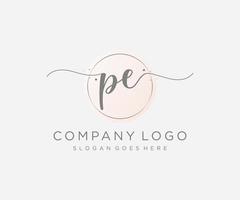 första pe feminin logotyp. användbar för natur, salong, spa, kosmetisk och skönhet logotyper. platt vektor logotyp design mall element.