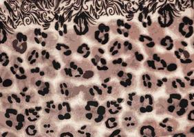 realistische nahaufnahmevektorillustration des fleece-gewebes mit leopardenmuster. braun-beige und schwarz gestreifte Wiederholung auf der Oberfläche von Pelzkleidung, abstrakter Texturhintergrund. vektor