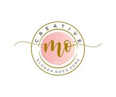 ursprüngliches mo feminines logo schönheitsmonogramm und elegantes logodesign, handschriftlogo der ersten unterschrift, hochzeit, mode, blumen und botanik mit kreativer vorlage. vektor