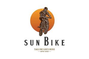 vintage sonnenaufgang sonnenuntergang mit springendem dreckigen fahrrad für sportrennen-club-wettbewerbslogodesign vektor