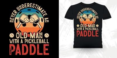 rolig pickleball spelare sporter retro årgång pickleball t-shirt design vektor