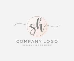 första sh feminin logotyp. användbar för natur, salong, spa, kosmetisk och skönhet logotyper. platt vektor logotyp design mall element.