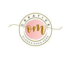 initiales om feminines logo schönheitsmonogramm und elegantes logodesign, handschriftlogo der ersten unterschrift, hochzeit, mode, blumen und botanik mit kreativer vorlage. vektor