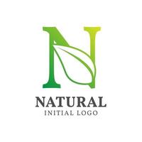 buchstabe n mit natürlichem anfangsvektor-logo-design des blattes vektor