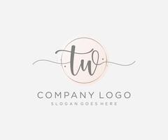 första tw feminin logotyp. användbar för natur, salong, spa, kosmetisk och skönhet logotyper. platt vektor logotyp design mall element.