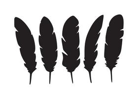 gåspenna fjäder ikoner. vektor silhuetter av svart fågel plym med böjd hulling. årgång bläck penna, kalligrafi skrivning verktyg eller fluffig gåspenna fjäder isolerat