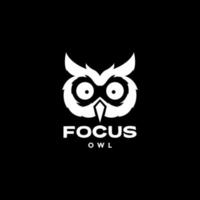 Head Owl White Focus Hunter Logo-Design vektor