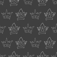hand dragen kronor. sömlös mönster av enkel graffiti skiss drottning eller kung kronor. kunglig kejserlig kröning och monark symboler. vit borsta klotter isolerat på svart bakgrund. vektor illustration.