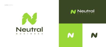 einfaches und minimales grünes n-logo-design mit natürlichem blattkonzept vektor