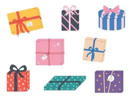 vektor uppsättning med gåva lådor. presenterar med band, rep och rosett. gåvor med etiketter. söt illustration med randig eller polka prickar presenterar för jul, födelsedag eller Övrig firande i platt design.