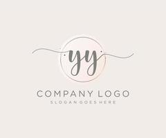 första yy feminin logotyp. användbar för natur, salong, spa, kosmetisk och skönhet logotyper. platt vektor logotyp design mall element.