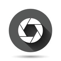 kamera diafragman ikon i platt stil. lins tecken vektor illustration på svart runda bakgrund med lång skugga effekt. Foto snapshot cirkel knapp företag begrepp.