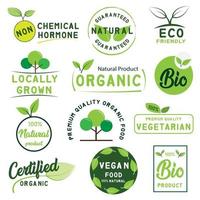 satz von zeichen, logos, abzeichen und etikettenelementen für den markt für organische und natürliche lebensmittel und getränke. vektor