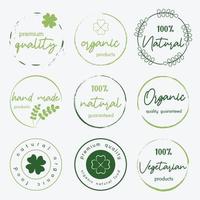 uppsättning av tecken, logotyp, märken och etiketter element för organisk och naturlig mat och dryck marknadsföra. vektor