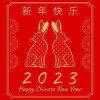 chinesisches neujahr 2023. ein goldenes schild mit zwei kaninchen mit traditionellem chinesischem muster und fächern auf hellrotem hintergrund. vektor