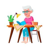 gammal kvinna Sammanträde på tabell och läsning bok vektor