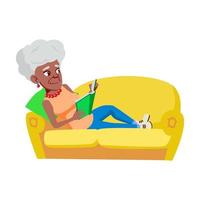 gammal kvinna om på soffa och läsning bok vektor