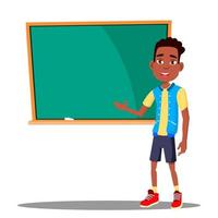kleiner Junge antwortet an der Tafel im Klassenzimmervektor. Afroamerikaner. Schule. isolierte Abbildung vektor