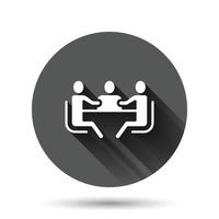 Menschen mit Tabellensymbol im flachen Stil. Teamwork-Konferenzvektorillustration auf schwarzem rundem Hintergrund mit langem Schatteneffekt. Lautsprecher Dialog Kreis Schaltfläche Geschäftskonzept. vektor