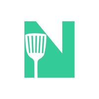 buchstabe n küchenspatel logo. Küchenlogodesign kombiniert mit Küchenspatel für Restaurantsymbol vektor