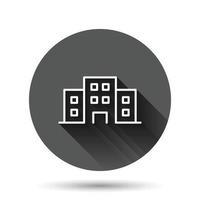 Bürogebäude-Schild-Symbol im flachen Stil. Wohnungsvektorillustration auf schwarzem rundem Hintergrund mit langem Schatteneffekt. Architektur-Kreis-Schaltfläche Geschäftskonzept. vektor