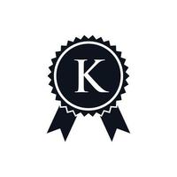 preisgekröntes medaillenabzeichen auf k-logo-vorlage. Bestseller-Abzeichen vektor