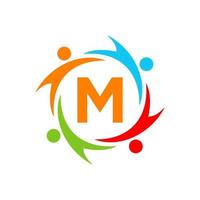Buchstabe m Charity-Logo-Vorlage. anfängliches menschliches logo-zeichen der stiftung der einheit. Einheit Teamarbeit Logo-Design vektor